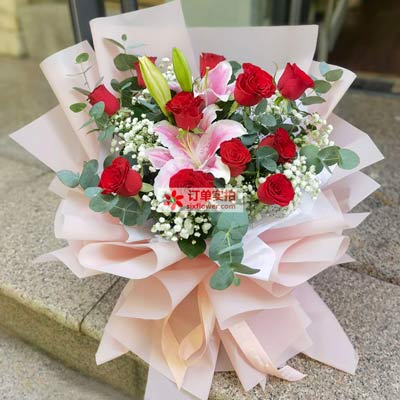 吉安11朵红玫瑰百合，全世界里只有一个你